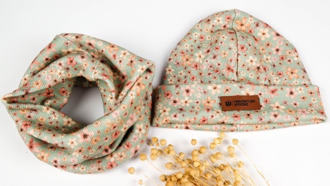 Czapka z prążka z kominem - kwiaty