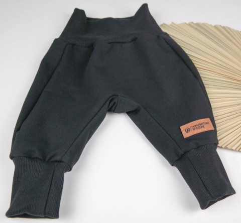Bezuciskowe spodnie baggy niemowlęce z drubej dresówki