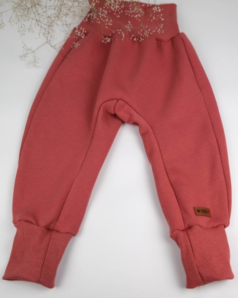Bezuciskowe spodnie baggy niemowlęce z drubej dresówki